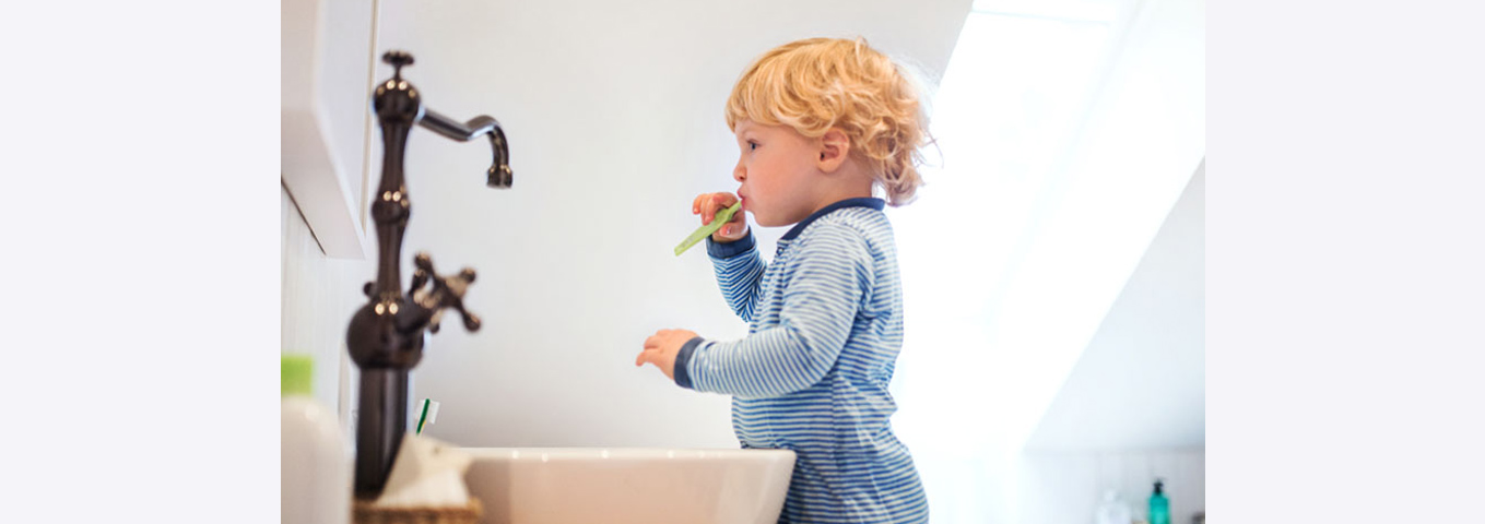 Zähneputzen: Tipps und Tricks, mit denen das Zähneputzen bei kleinen Kindern leichter fällt