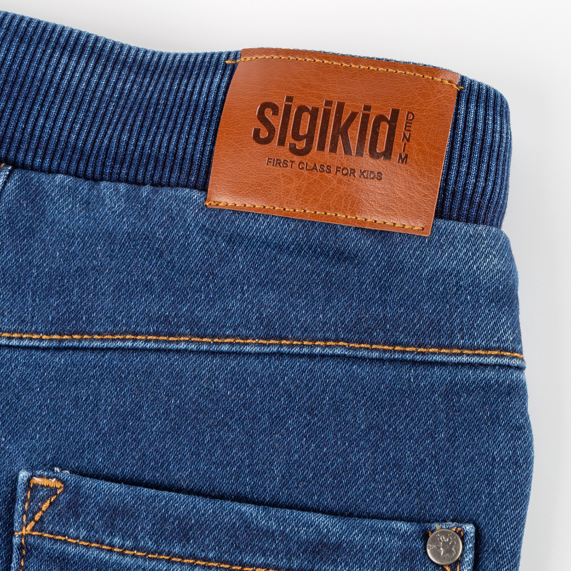Schlanke Kinderjeans mit innen verstellbarem Dehnbund Schlanke Kinderjeans mit innen verstellbarem Dehnbund