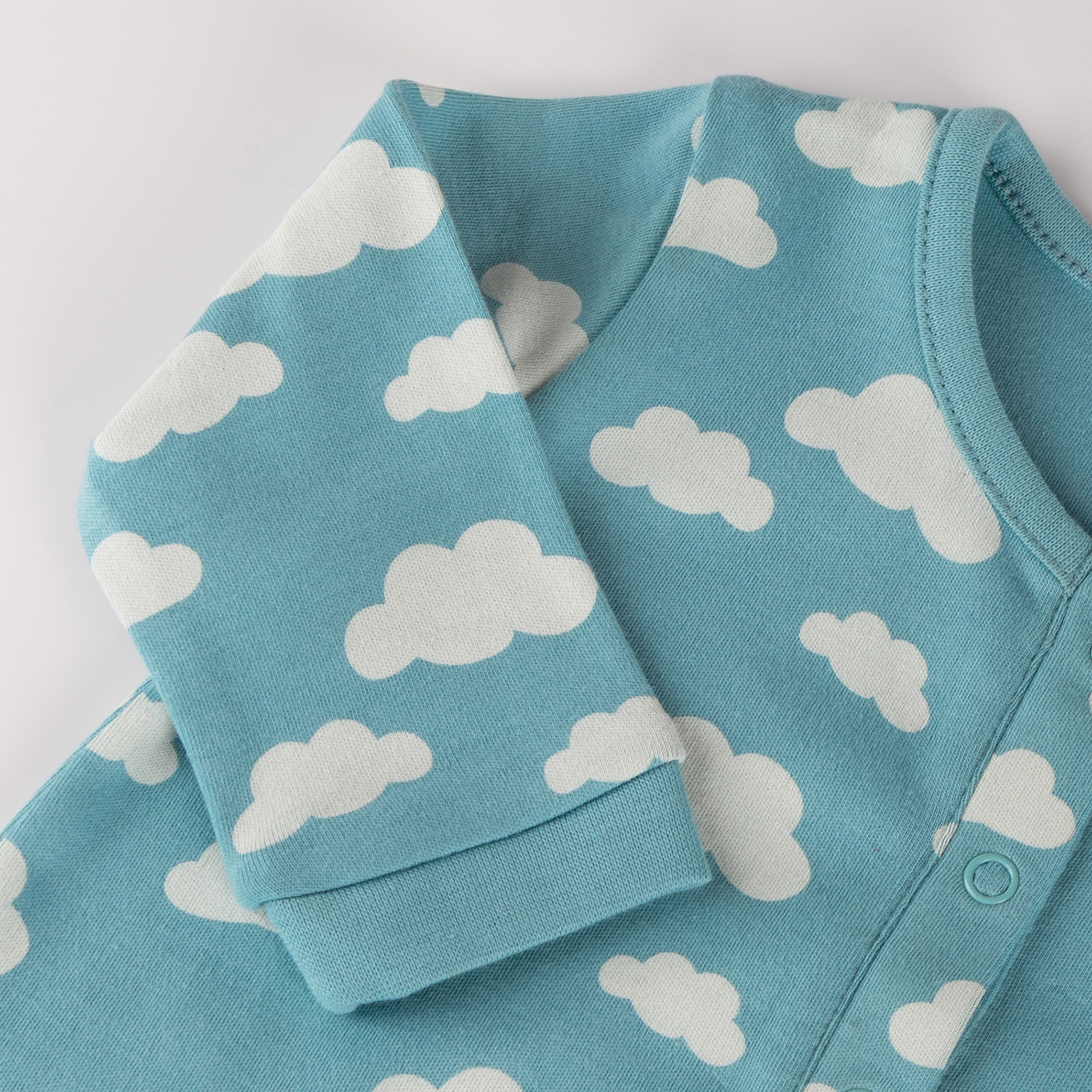 Baby Schlaf Overall Schäfchen mit Wolken Print, hellblau Baby Schlaf Overall Schäfchen mit Wolken Print, hellblau