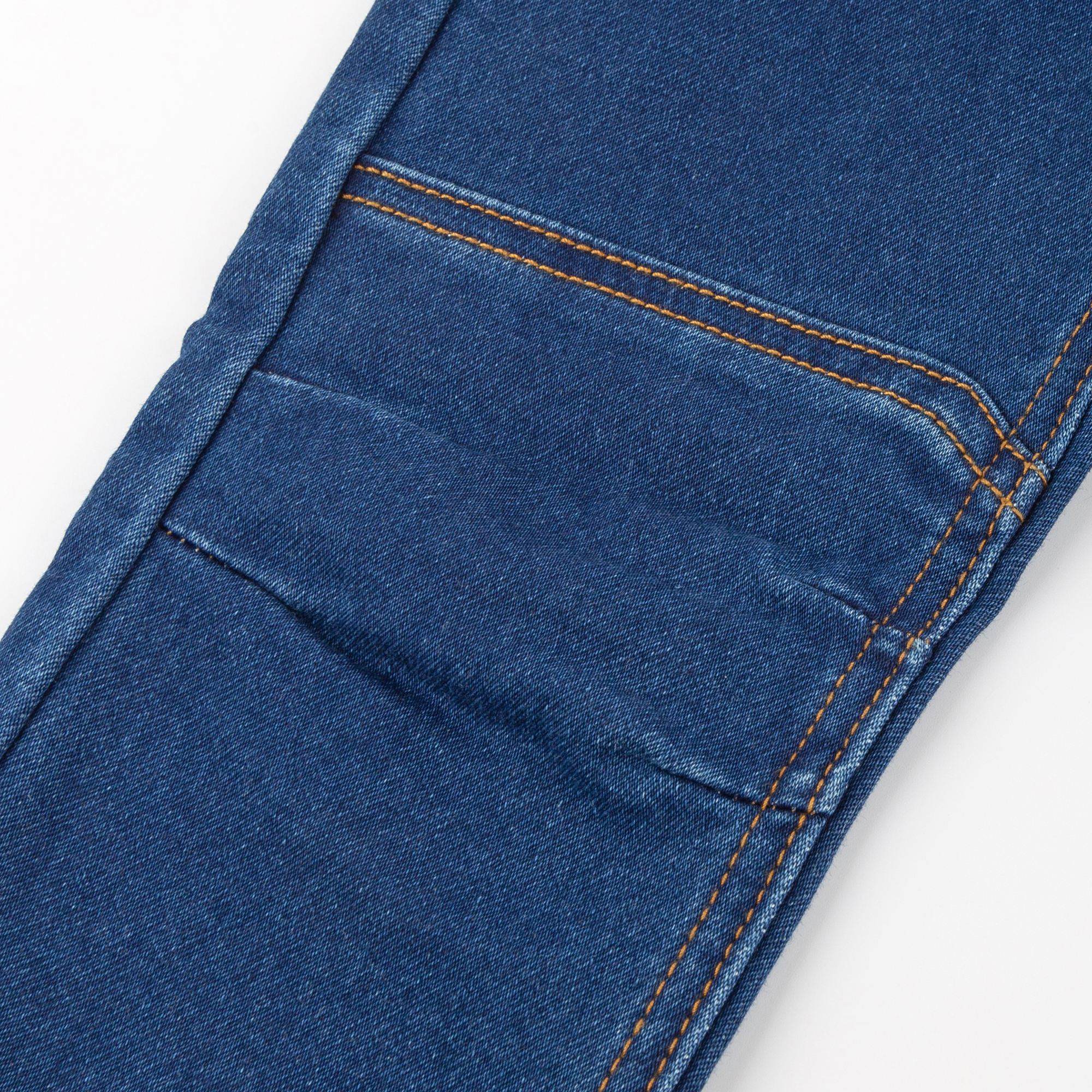 Lässige Kinderjeans mit Dehnbund und Bändchen Lässige Kinderjeans mit Dehnbund und Bändchen