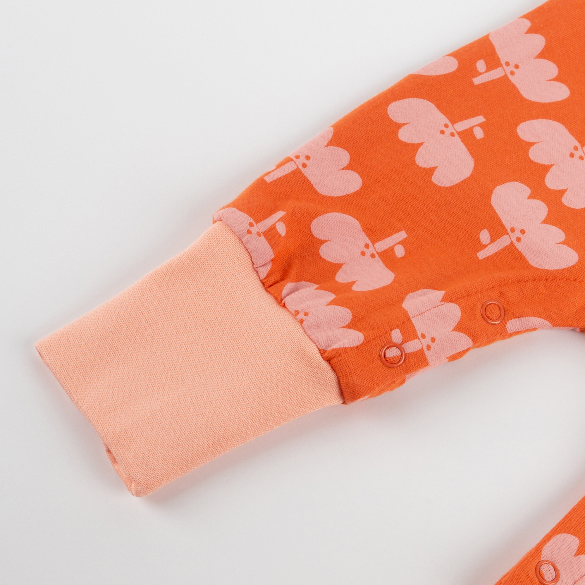 Weicher Baby Schlaf Overall Blütenprint, hellrot/apricot Weicher Baby Schlaf Overall Blütenprint, hellrot/apricot