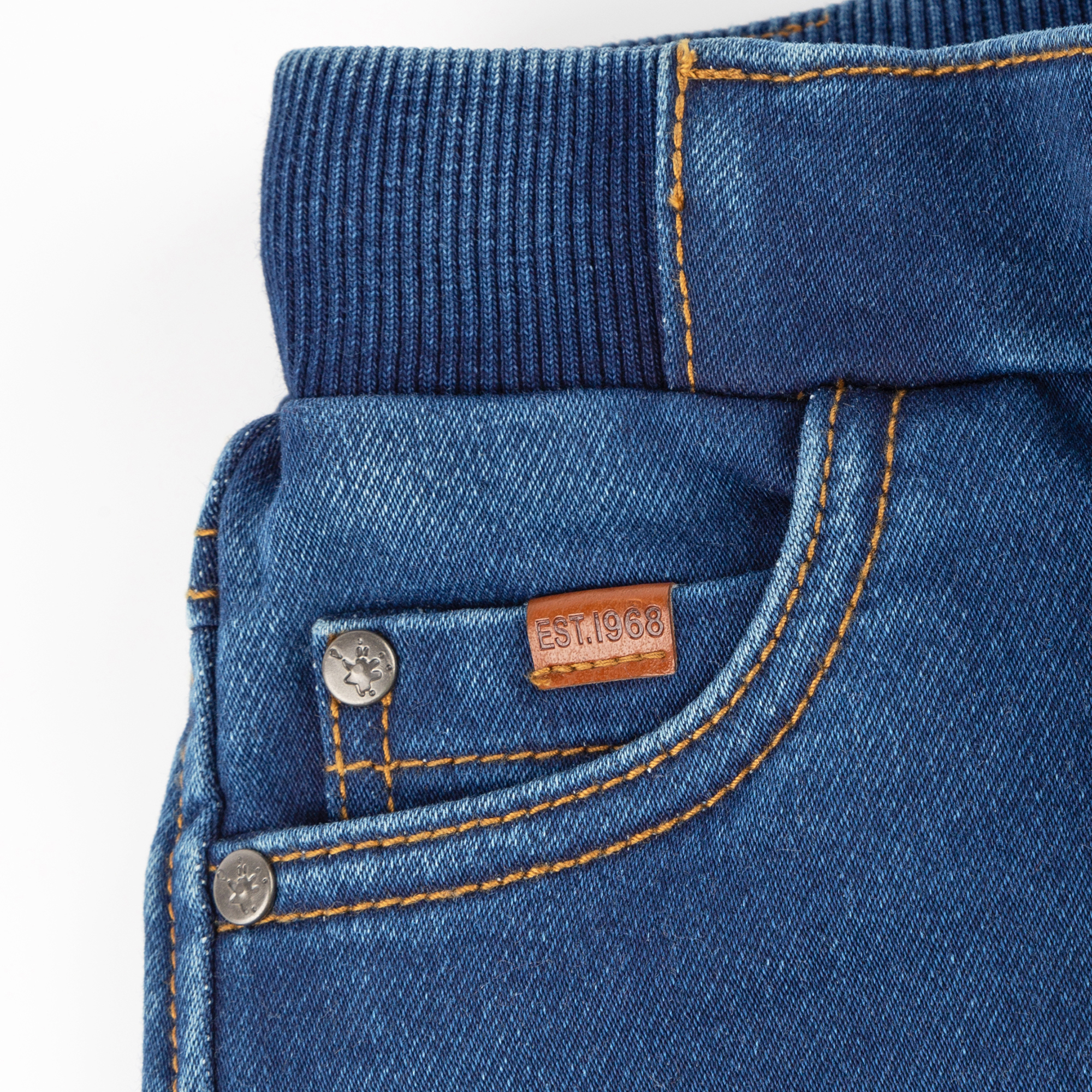 Lässige Kinderjeans mit Dehnbund und Bändchen Lässige Kinderjeans mit Dehnbund und Bändchen