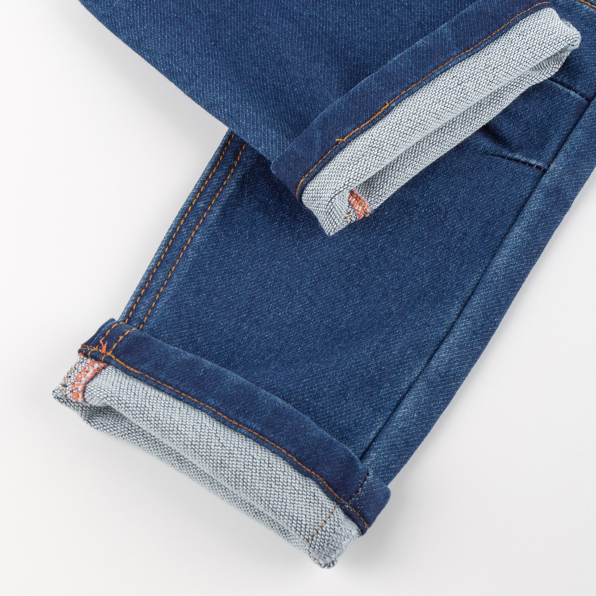 Lässige Kinderjeans mit Dehnbund und Bändchen Lässige Kinderjeans mit Dehnbund und Bändchen