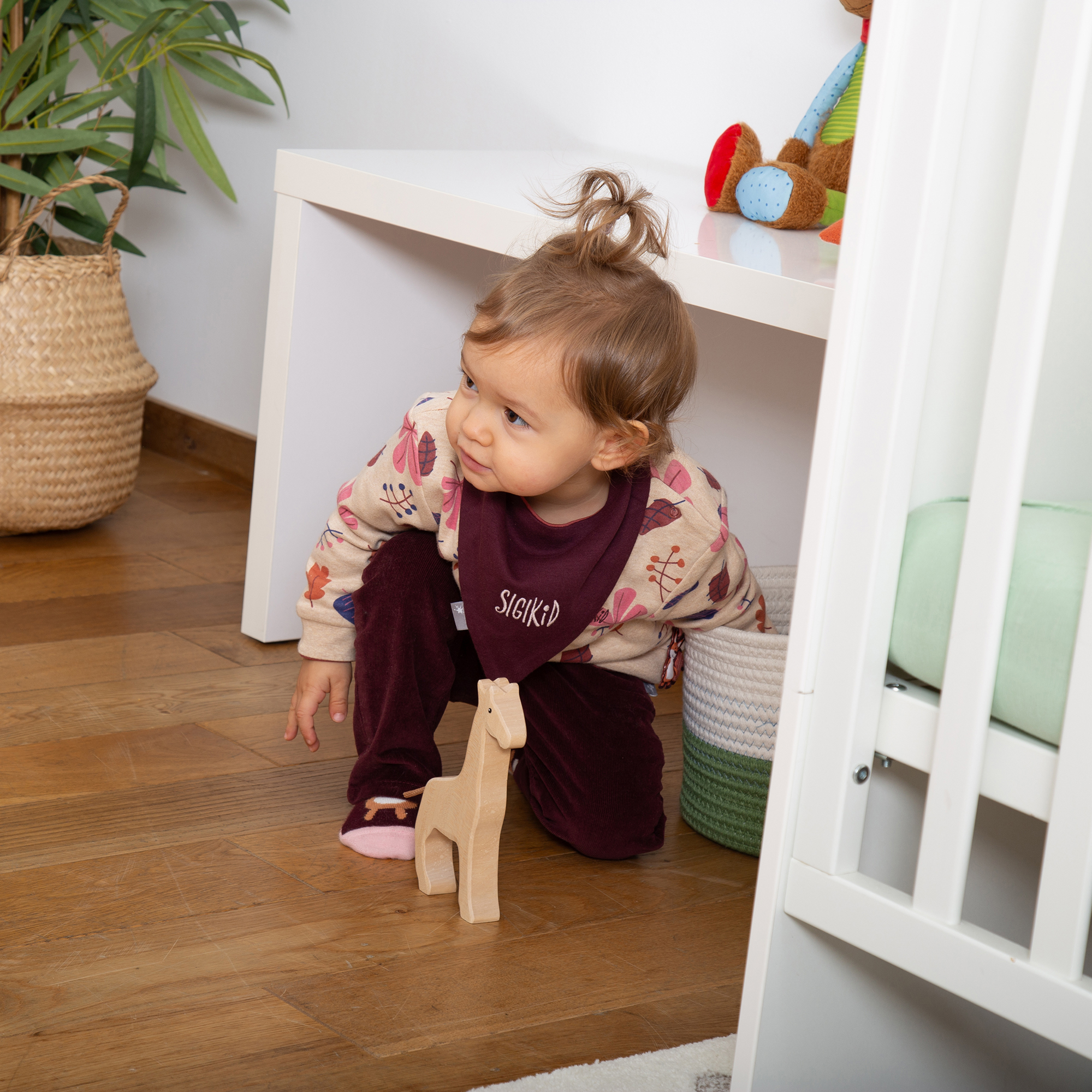 Baby Wendehalstuch rotbraun mit Pünktchen oder dunkelrot Baby Wendehalstuch rotbraun mit Pünktchen oder dunkelrot