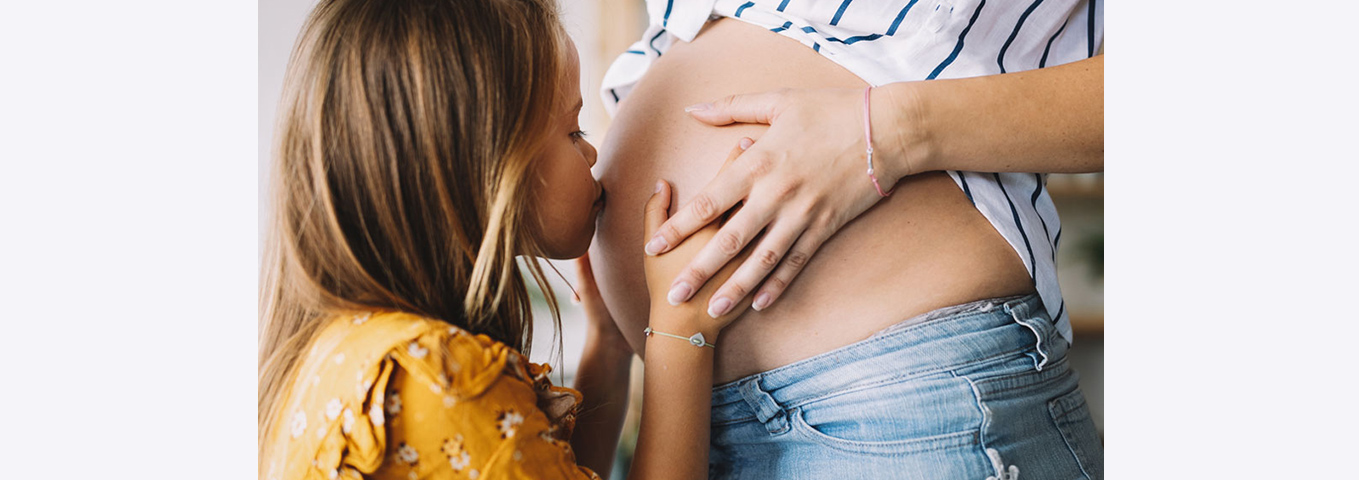 Mama bekommt ein Baby: praktische Tipps für Geschwisterkinder