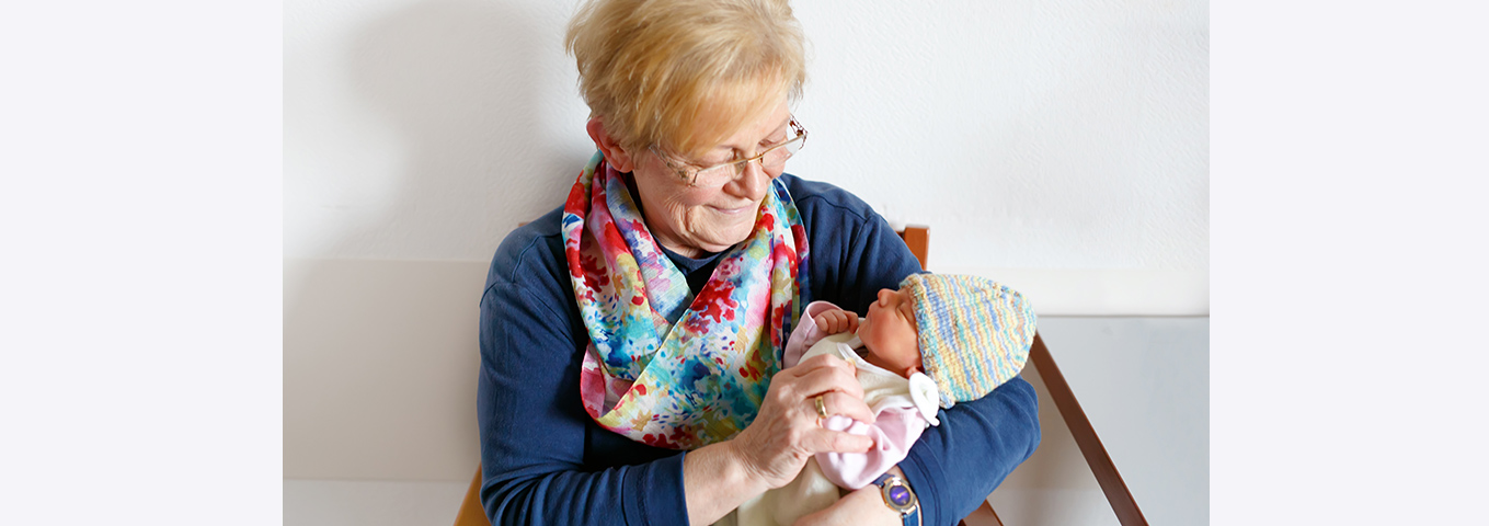 Babykuscheln: Wie ehrenamtliche Helfer Babys den Start ins Leben erleichtern