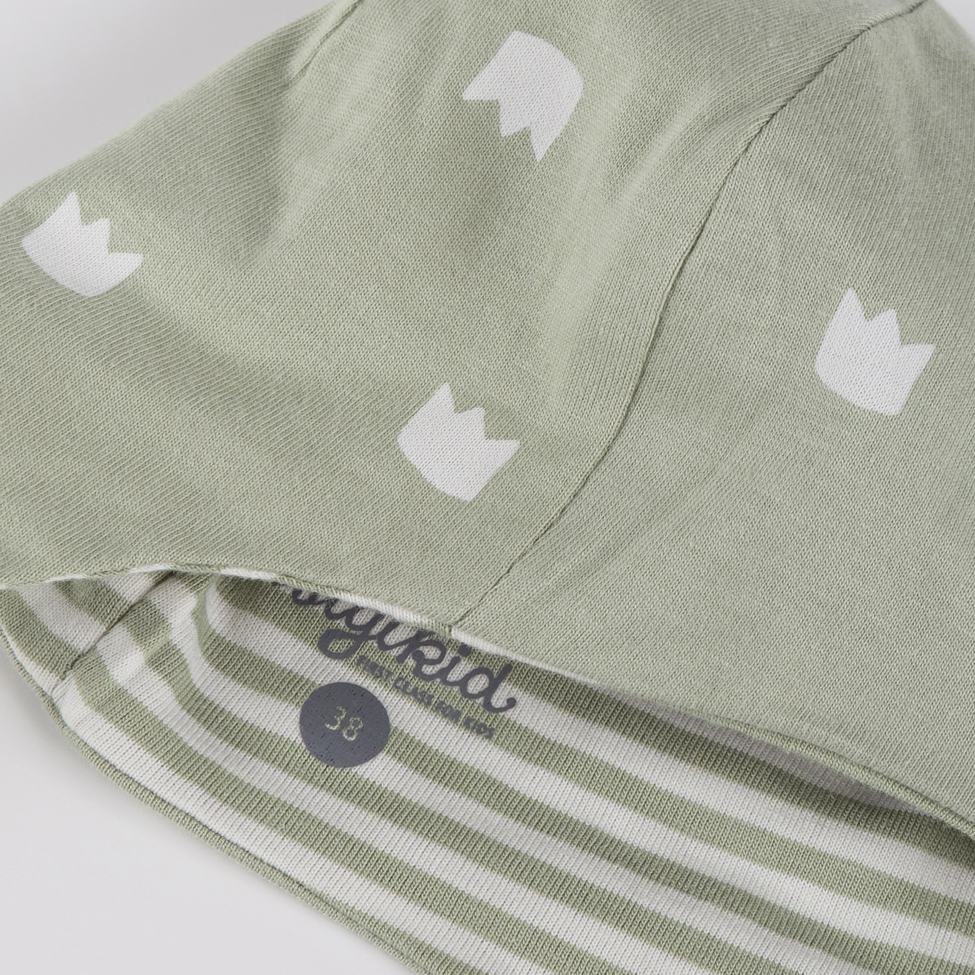 Newborn baby hat with ties, green