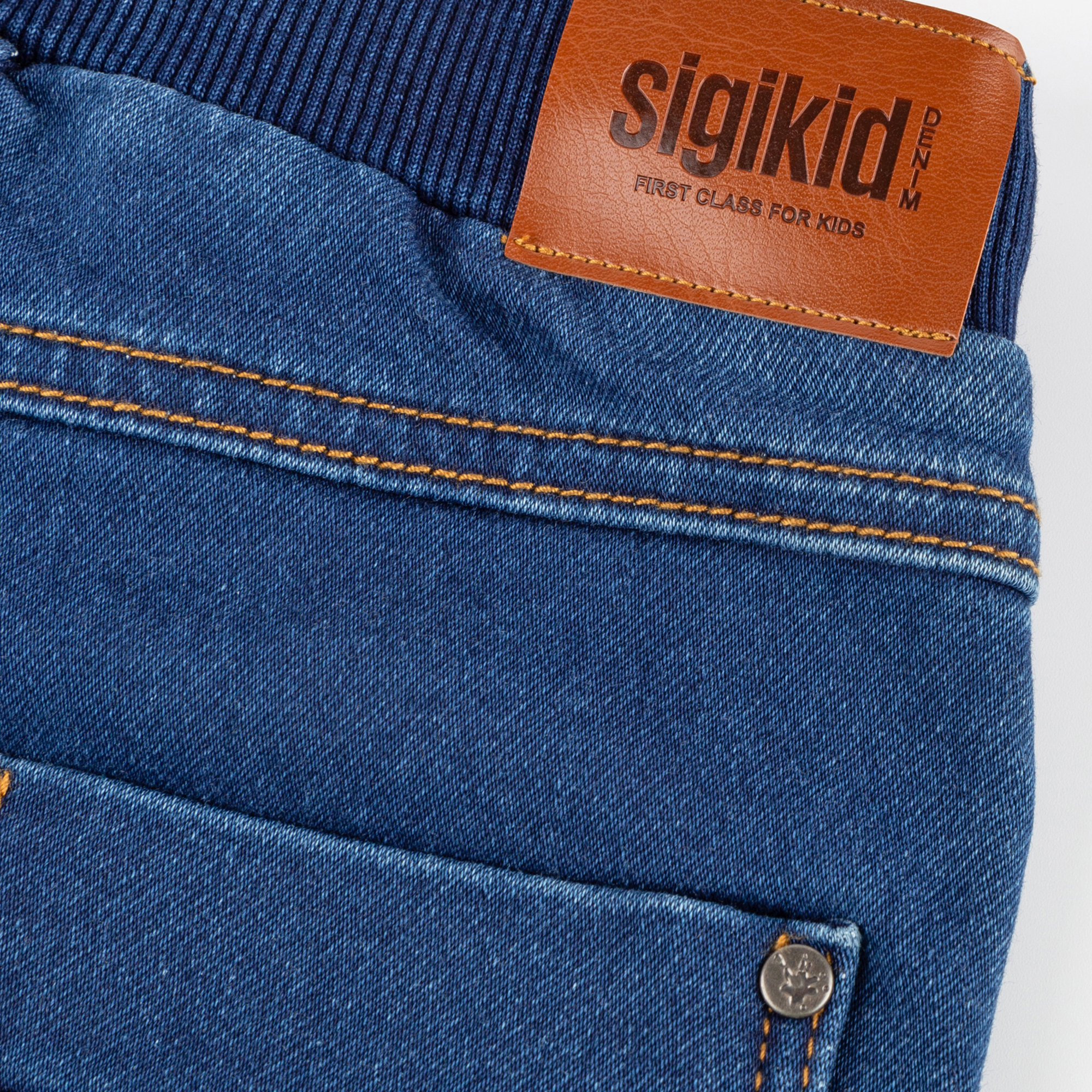 Lässige Kinderjeans mit Dehnbund und Bändchen Lässige Kinderjeans mit Dehnbund und Bändchen
