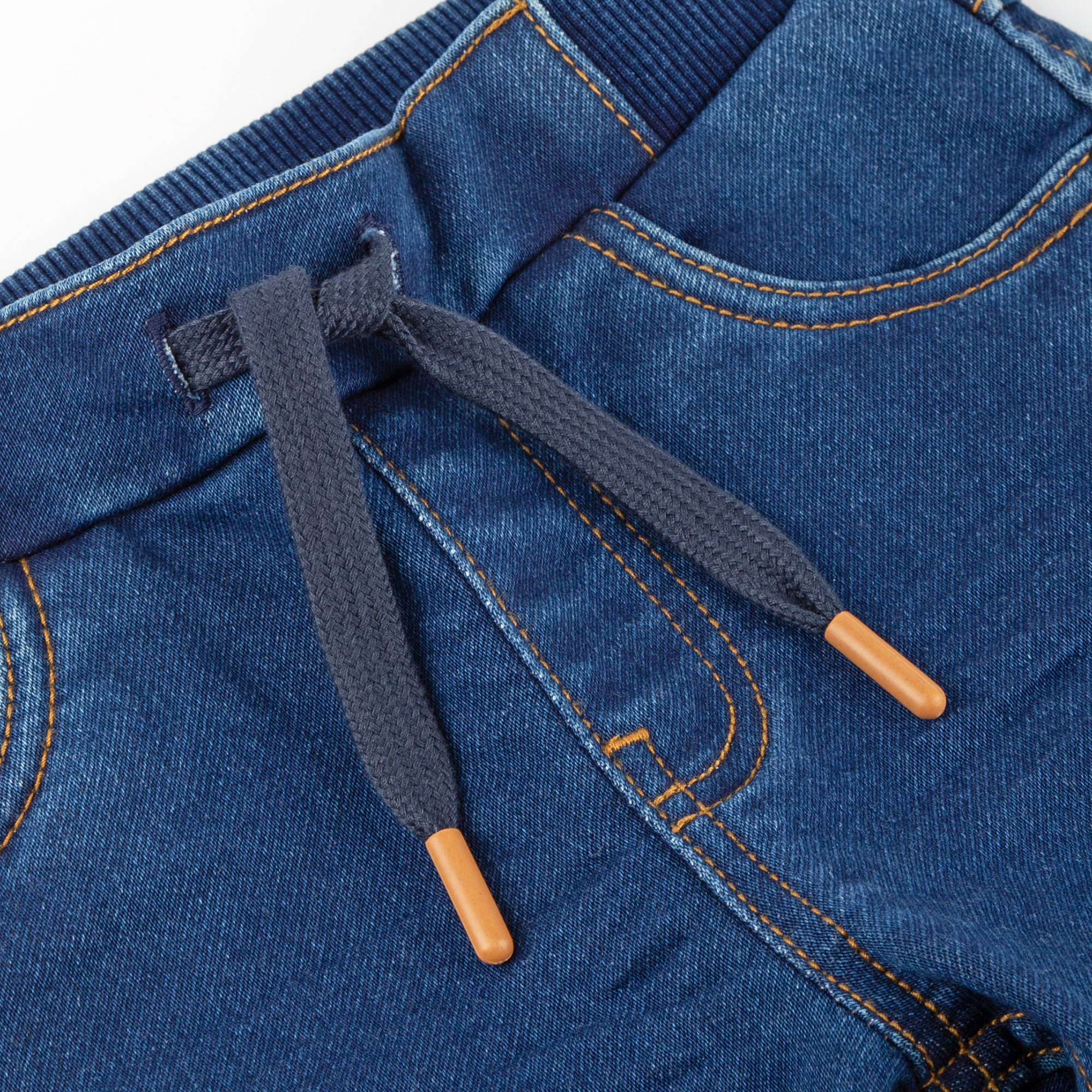 Lässige Kinderjeans mit Dehnbund und Bändchen Lässige Kinderjeans mit Dehnbund und Bändchen