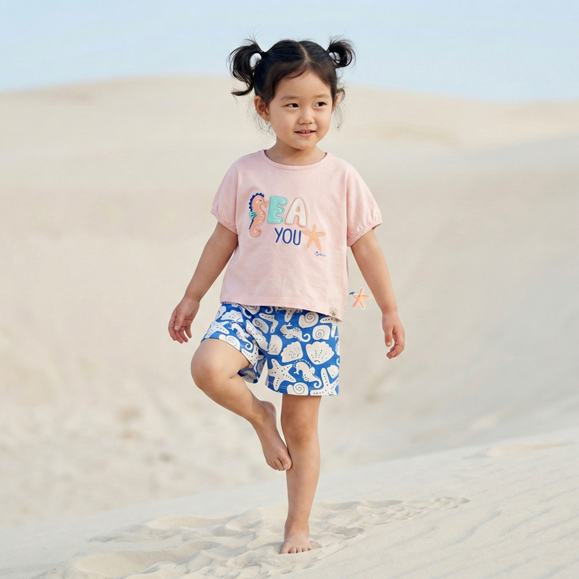 Kinder Shorts Strand Print. blau mit weiß