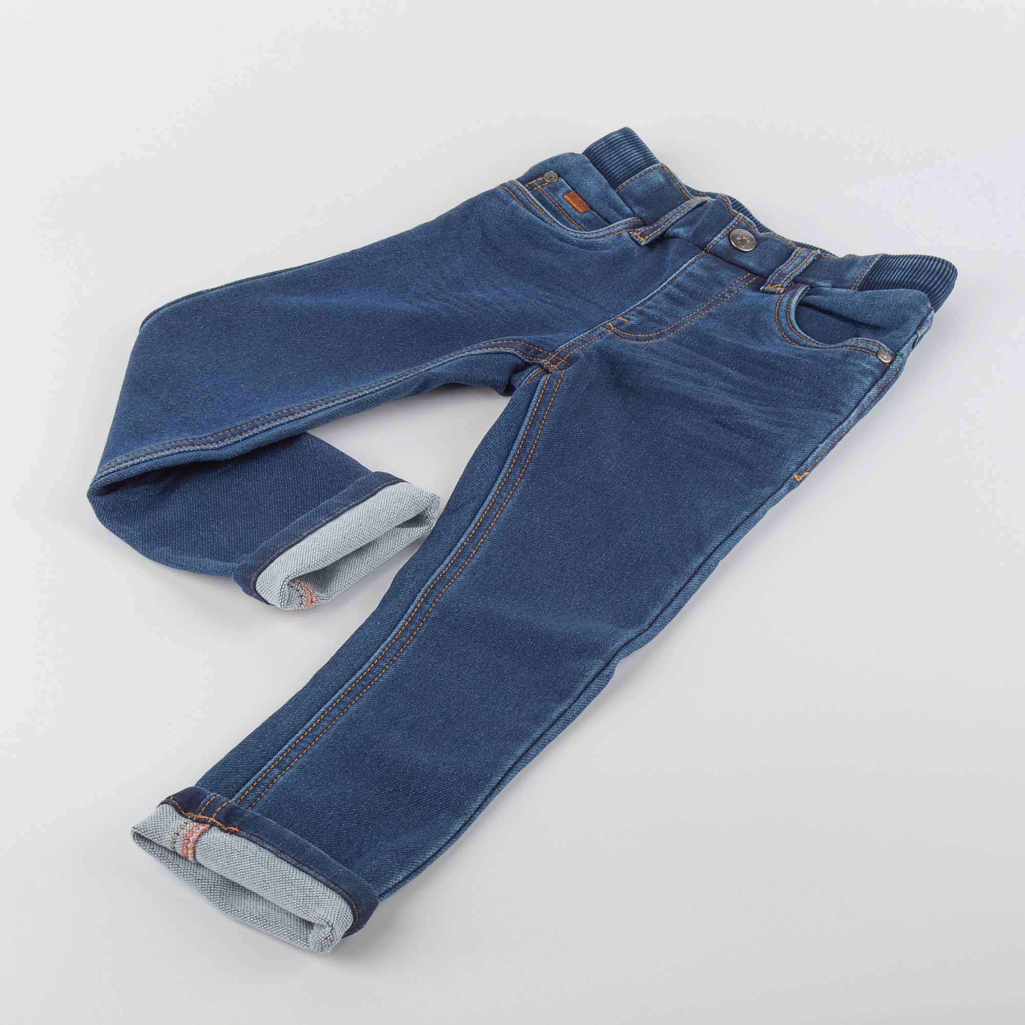 Schlanke Kinderjeans mit innen verstellbarem Dehnbund Schlanke Kinderjeans mit innen verstellbarem Dehnbund