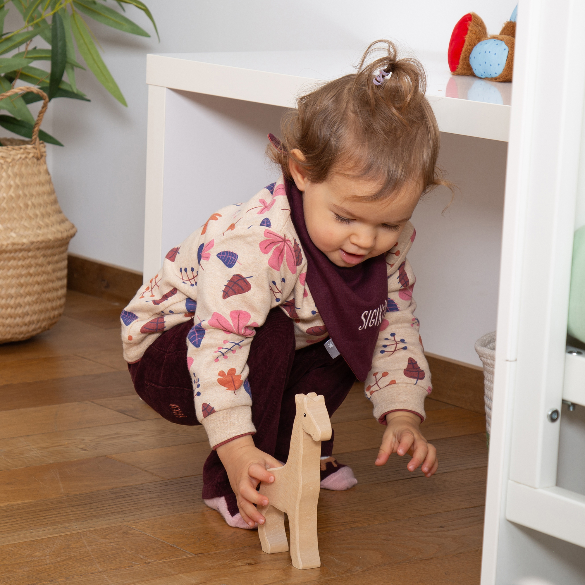 Baby Wendehalstuch rotbraun mit Pünktchen oder dunkelrot Baby Wendehalstuch rotbraun mit Pünktchen oder dunkelrot