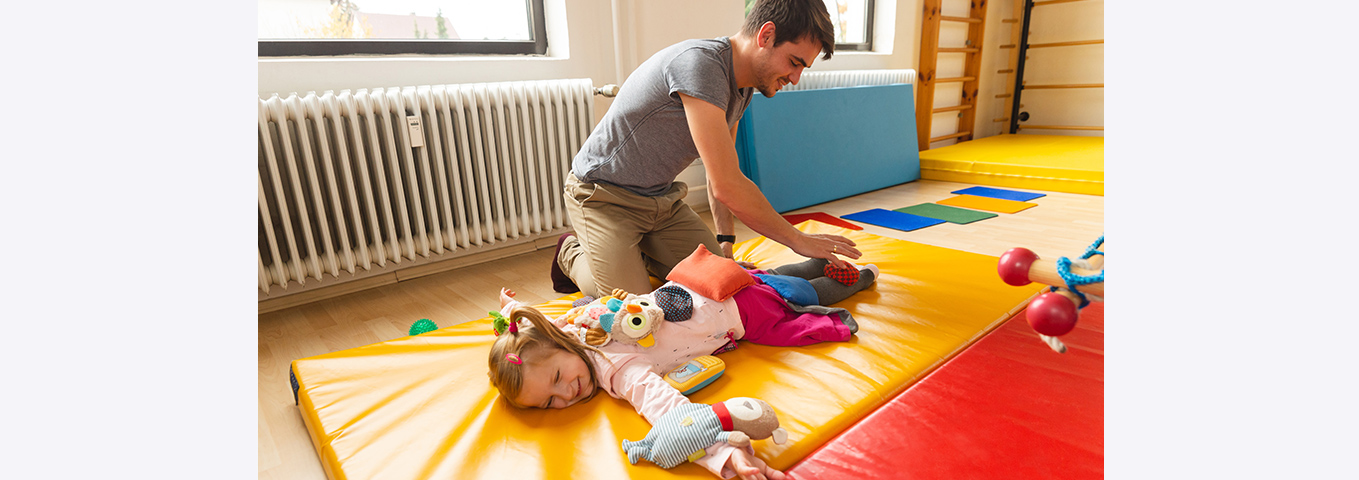Fördern mit allen Sinnen: Kuschelige Tipps von der Ergotherapeutin