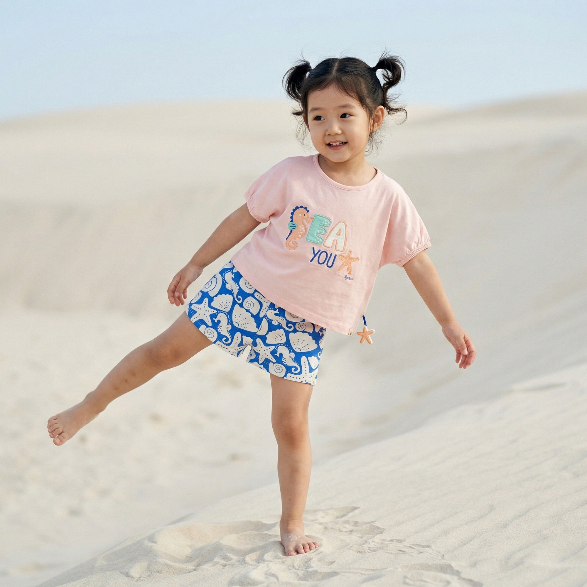 Kinder Shorts Strand Print. blau mit weiß